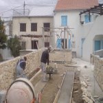 Ulaz u dvorište je izravnan, te pripremljen za kamene stazice.