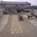 Između kamenih stazica, nasut je šljunak.