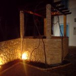 Uz zidove su postavljene lampe. Tako rezultat preko noći izgleda ovako.