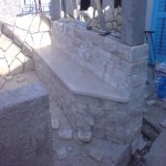 Sa unutarnje strane sjenice ugrađene su klupice od kamena.