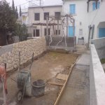 Ulaz u dvorište je izravnan, te pripremljen za kamene stazice.